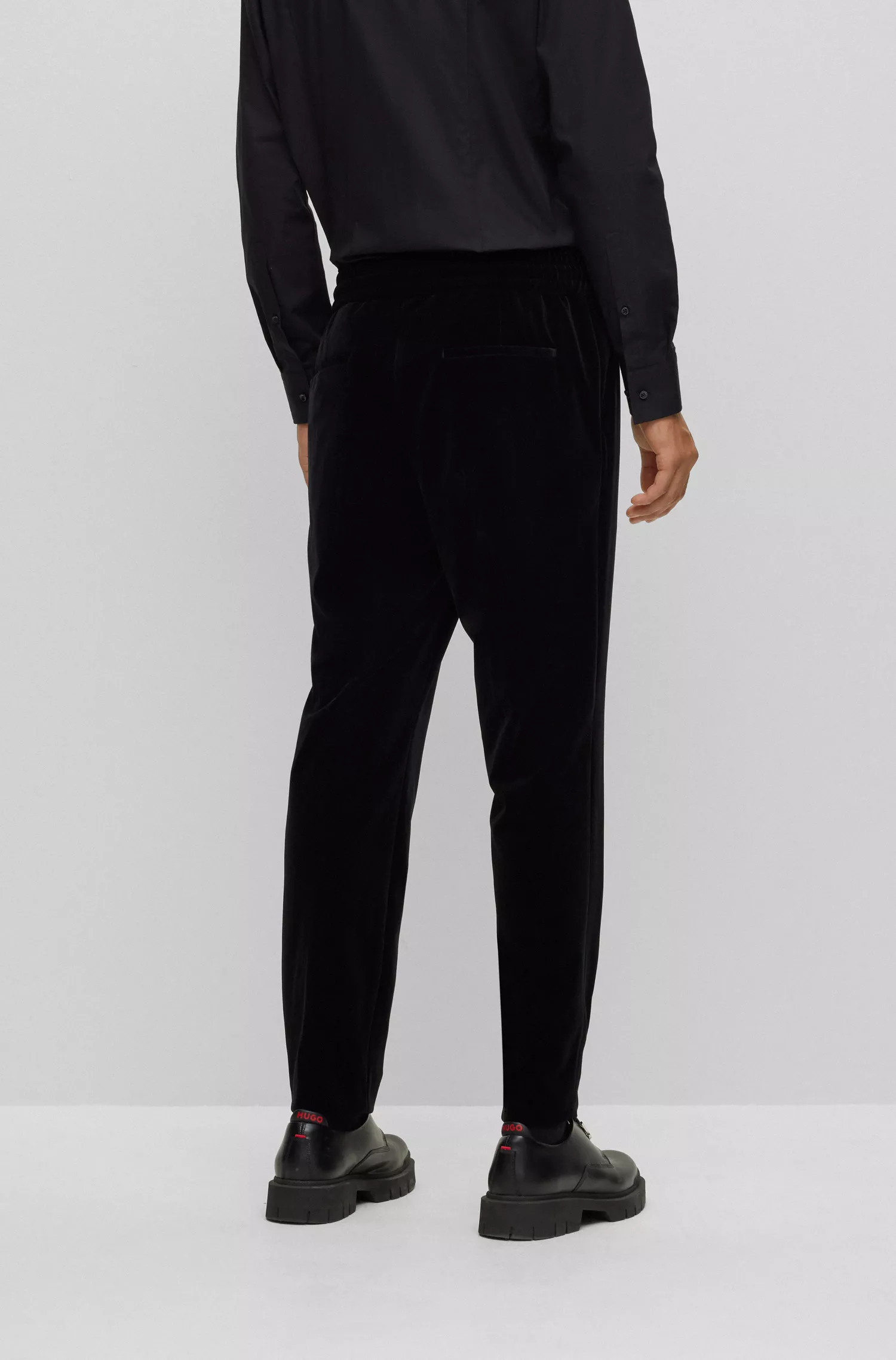 Calças HUGO vermelhas de corte slim em veludo jersey com cintura ajustável por cordão.