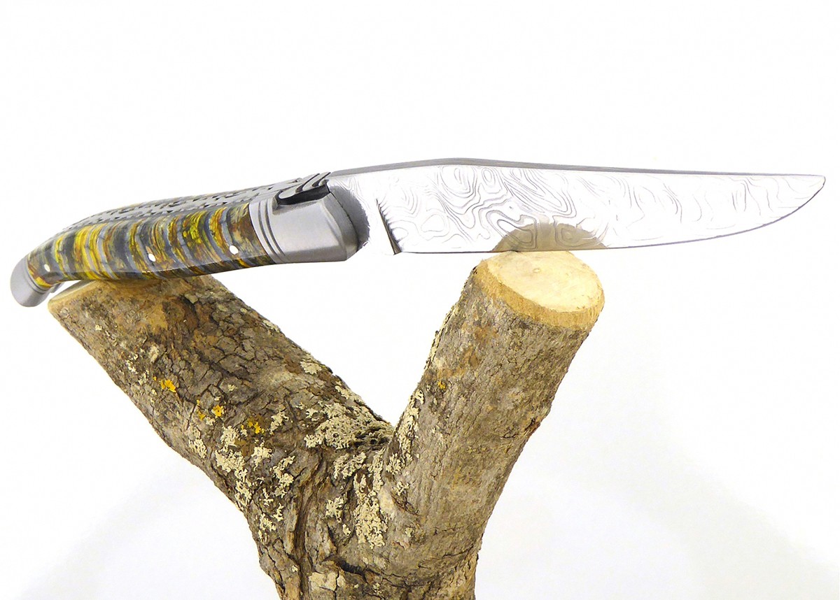 Couteau Laguiole avec un manche en Molaire de Mammouth teintée doré
