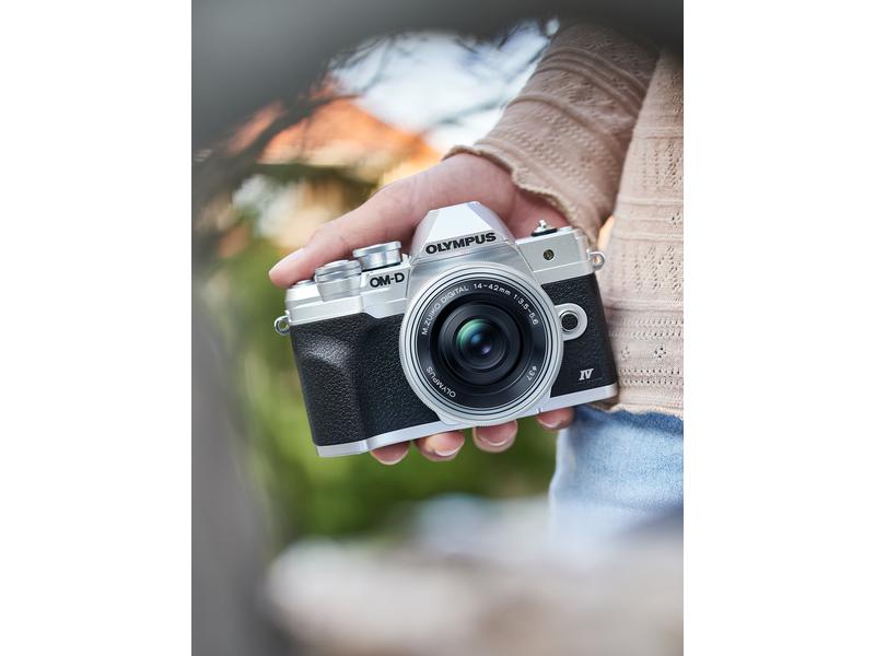 OM-System Fotokamera E-M10 Mark IV Kit 14-42 Silber Kompakte Fotokamera mit Bildstabilisator und Sucher