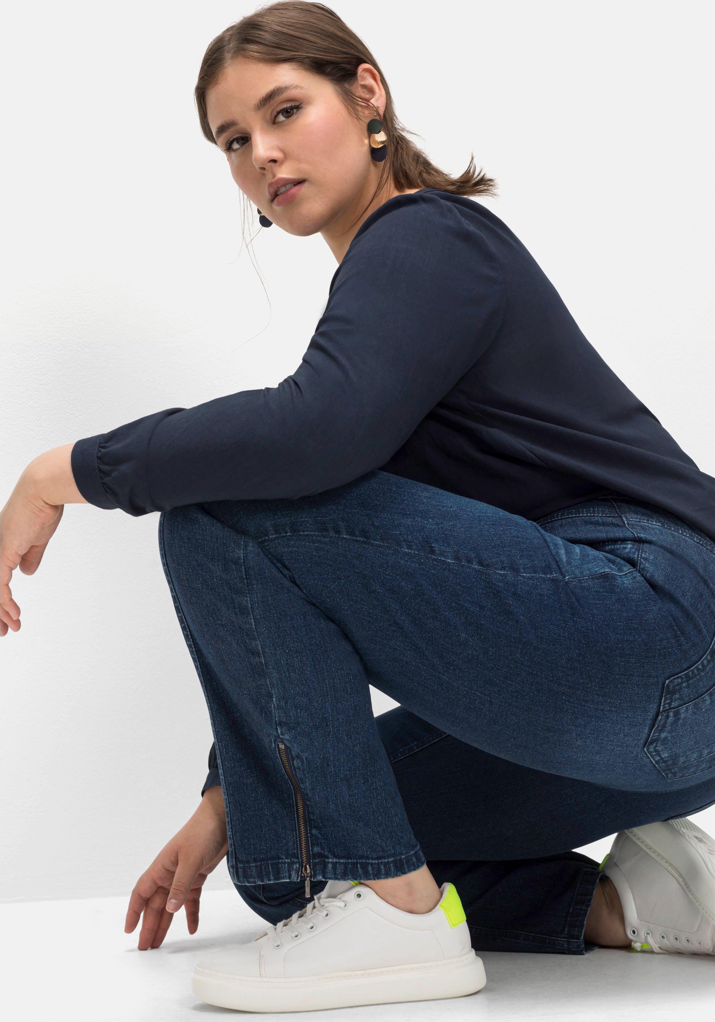 Gerade Jeans mit Teilungsnaht und Zipper am Saum