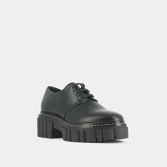 Derbies à semelles crantées et sûrpiqures  en cuir gras noir