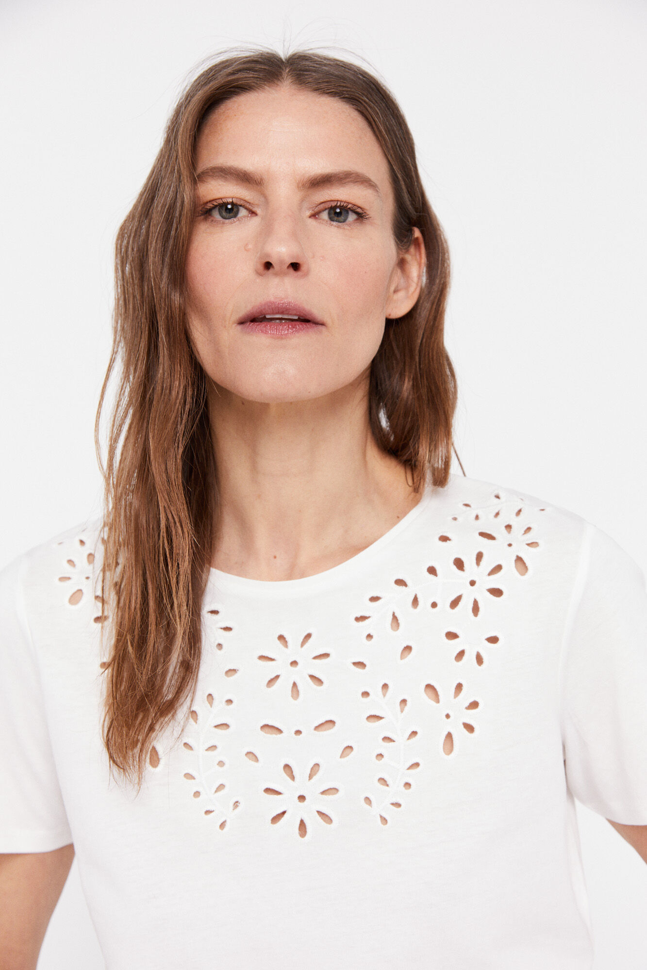 Camiseta com bordado floral - Branca