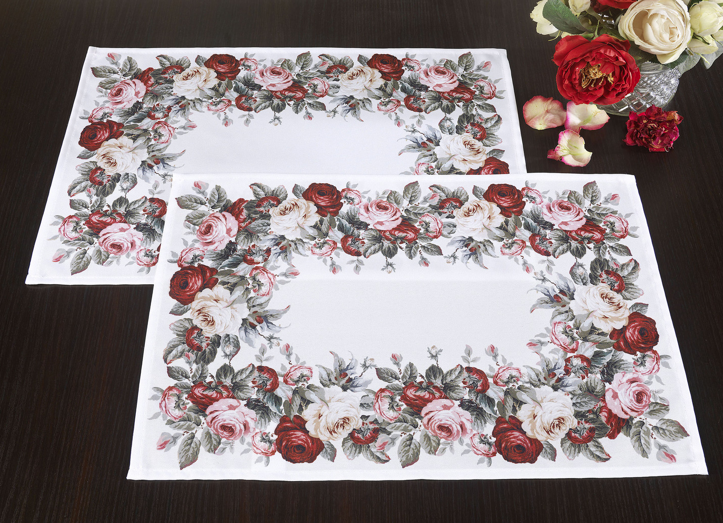 Aussdrucksstarke Tischdecke mit bezauberndem Rosen-Dessin