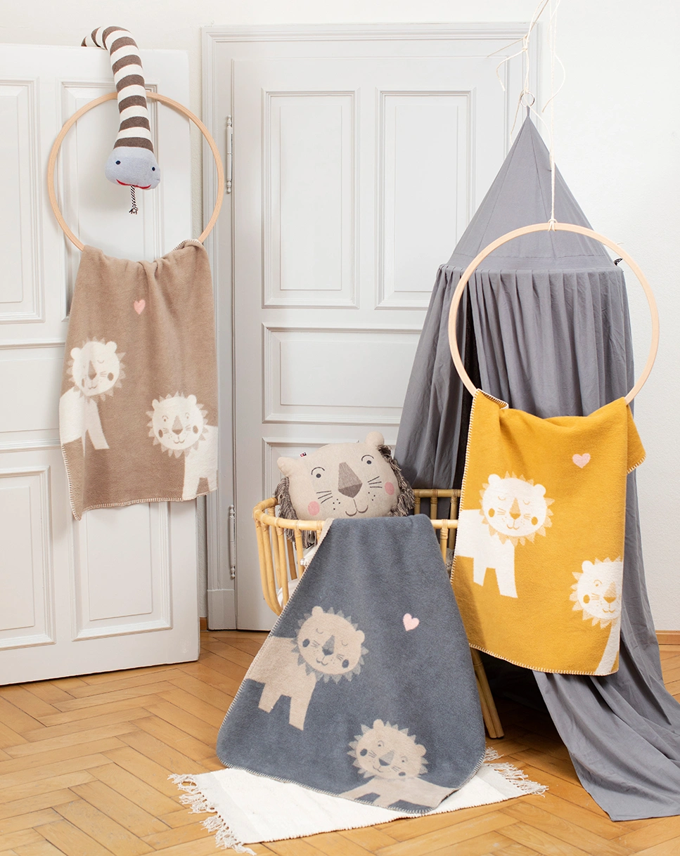 Babydecke MILA - LÖWEN (75x100) in hellbraun