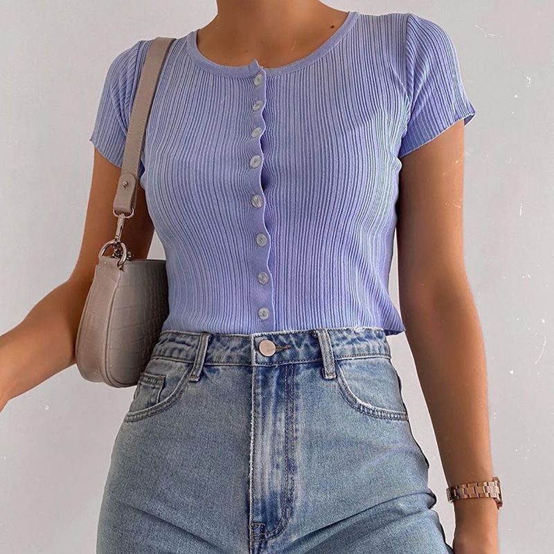 Femme Cradle - Geribbelde crop top met korte mouwen en knoopjes