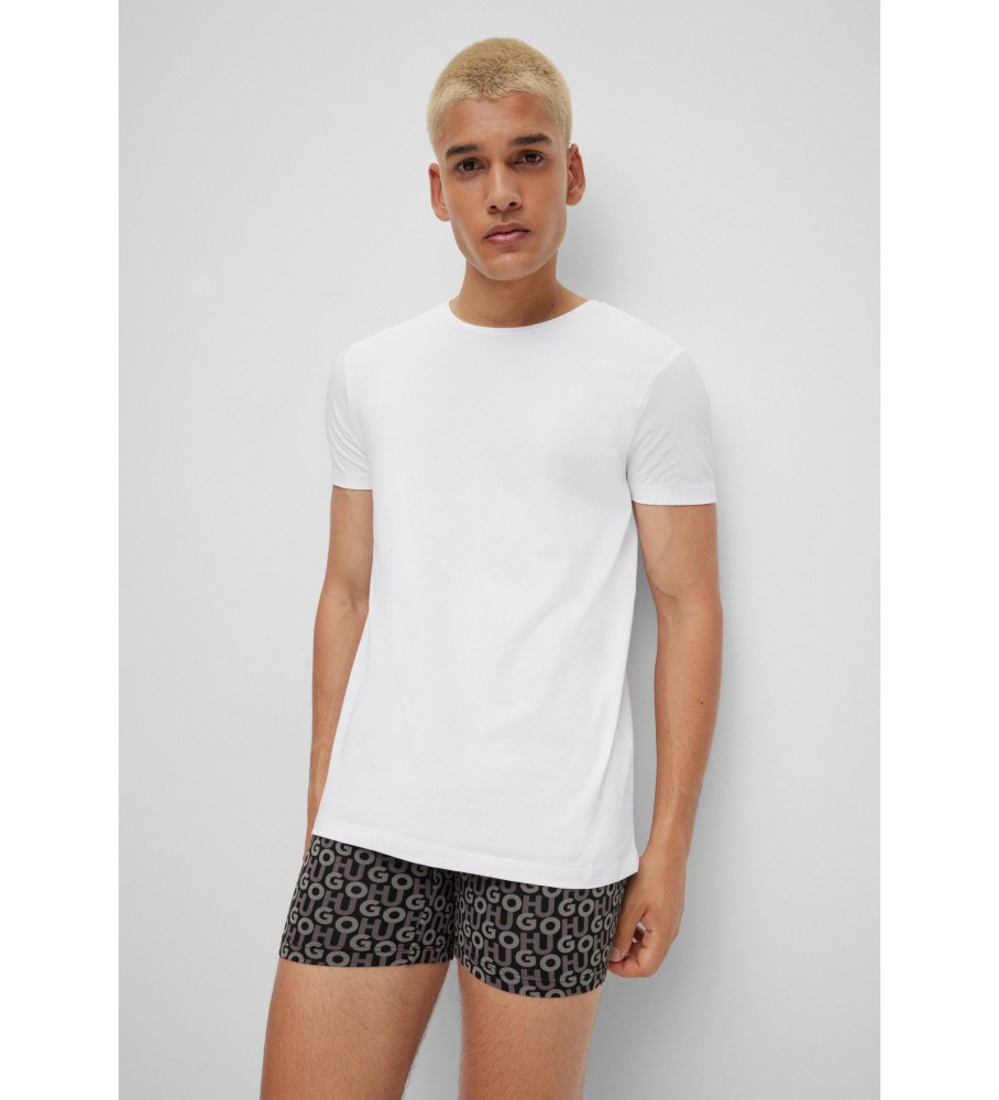 Conjunto de 2 camisetas redondas HUGO, uma branca e outra preta.