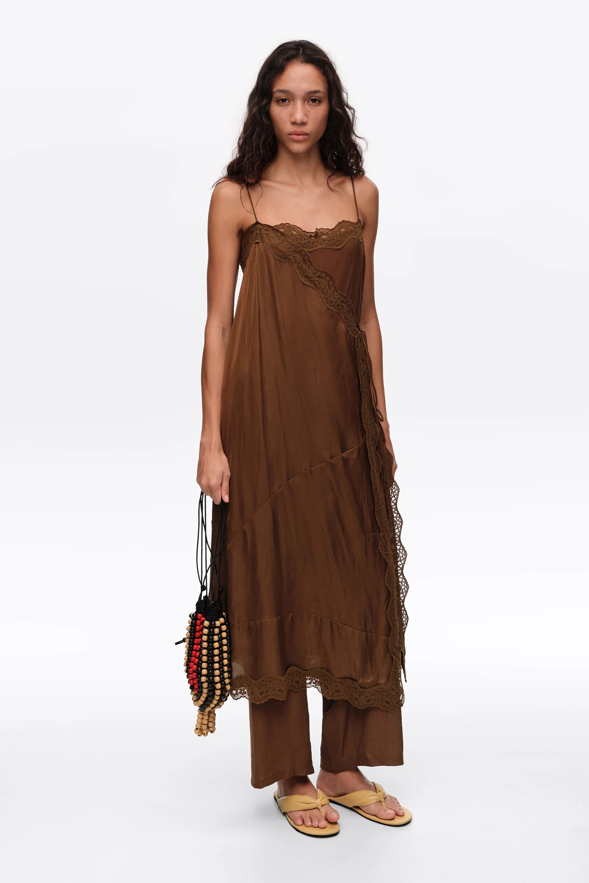 Conjunto híbrido de saia e calça de renda verde-oliva escuro