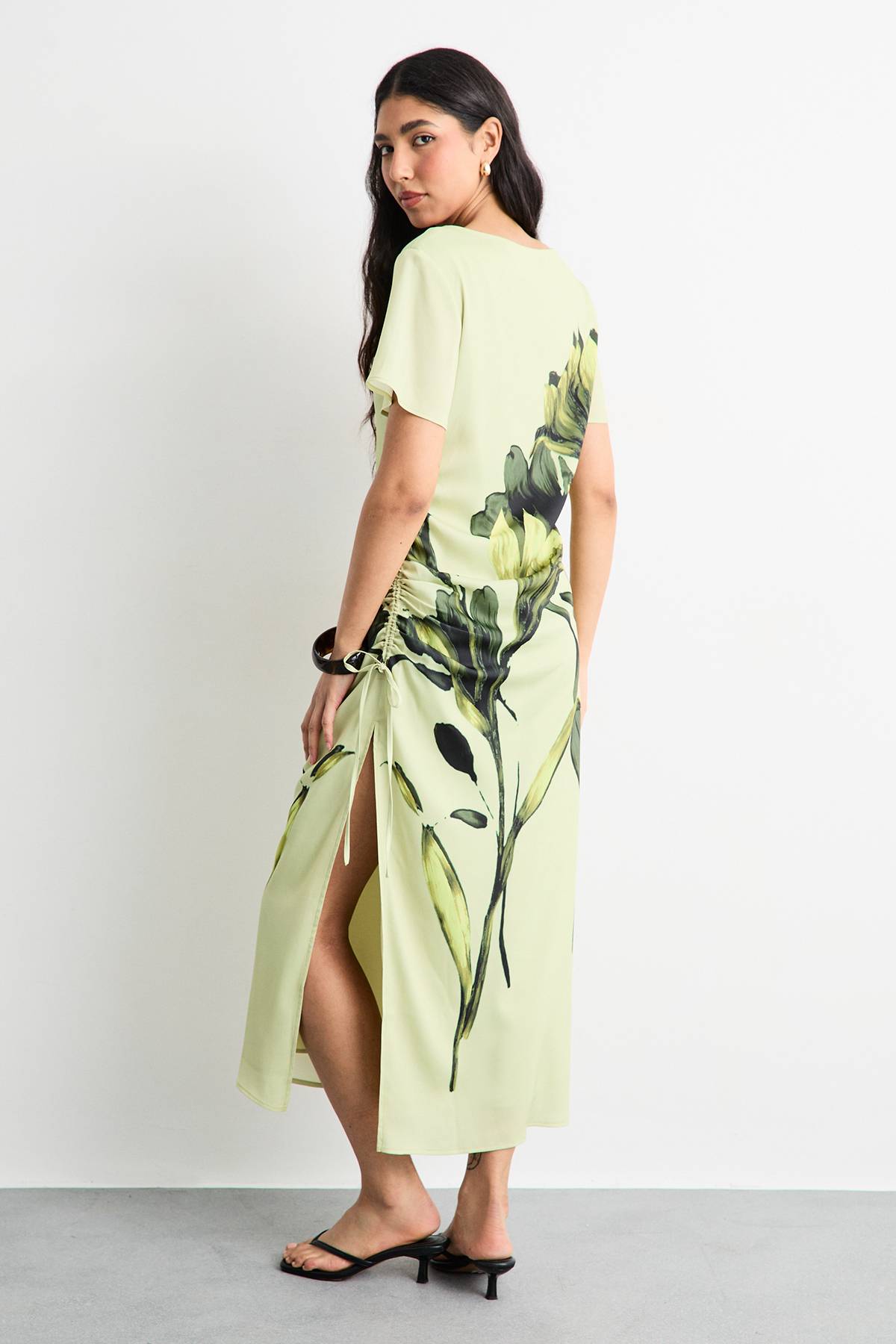 Warehouse Robe Midi Froncée en Satin Froissé à Imprimé Placement