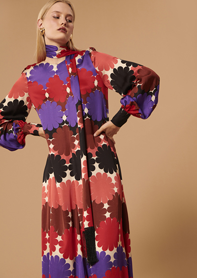 Robe Rosalbaécru imprimée à fleurs en satin fluide