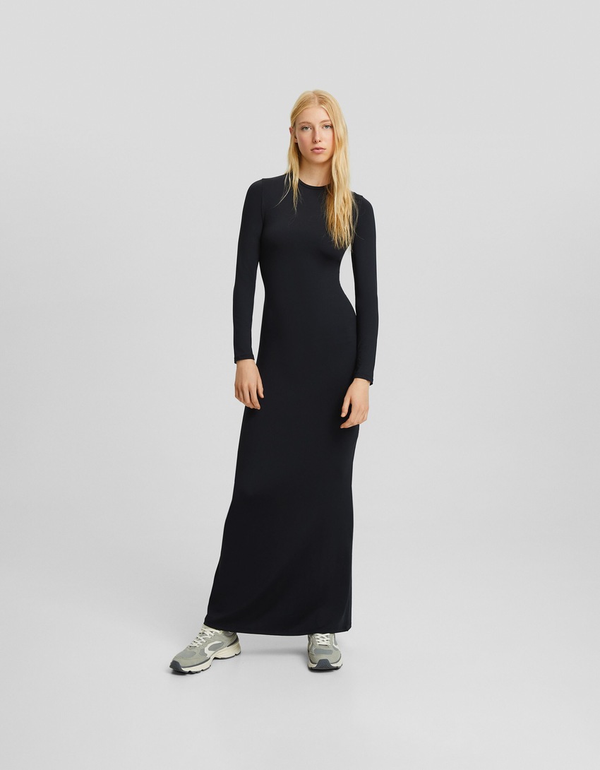 Vestido longo com costas abertas e mangas compridas.