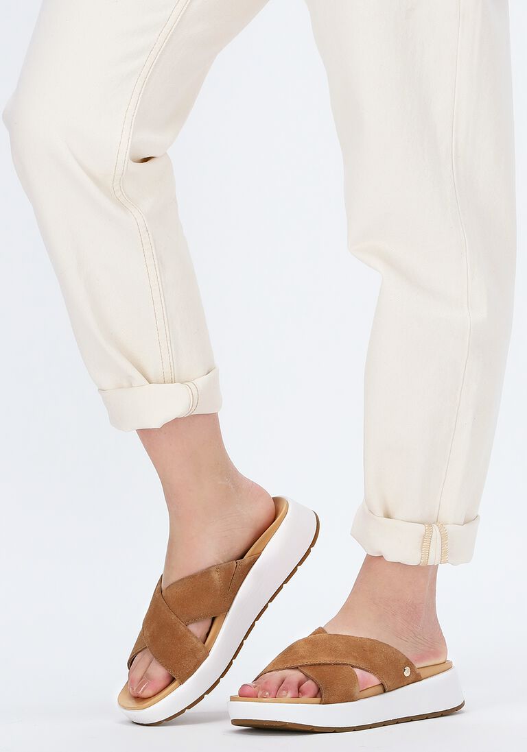 UGG camel ugg slippers w emily