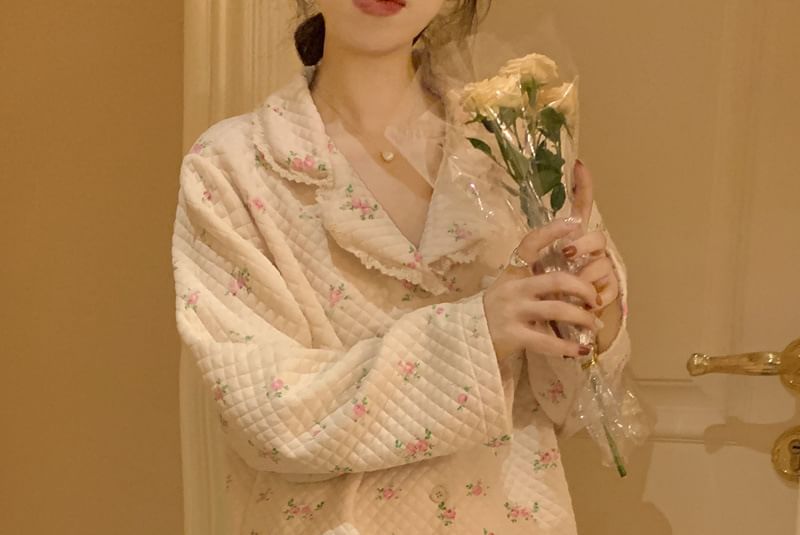 Tanee - Pyjamaset: Top met lange mouwen, kraag, bloemenprint en knopen + broek