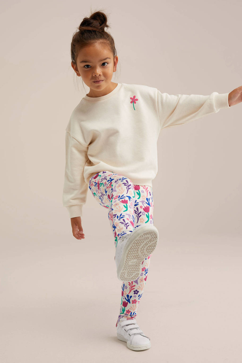 WE Fashion gebloemde slim fit broek ecru/multicolor