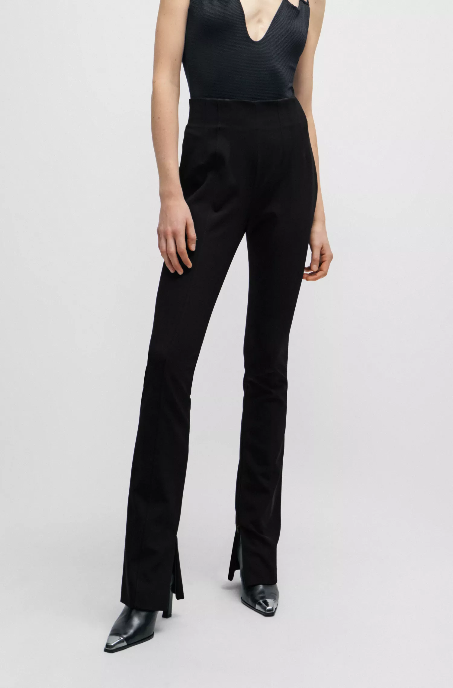Calça HUGO vermelha, corte slim, cintura alta, em tecido elástico.