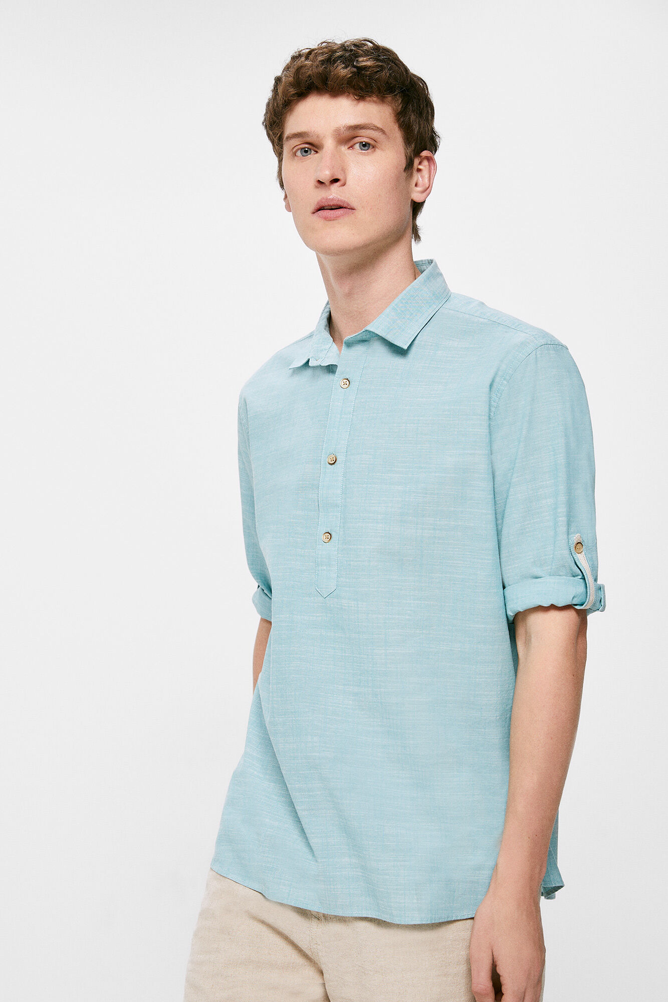 Camisa clara, cor turquesa