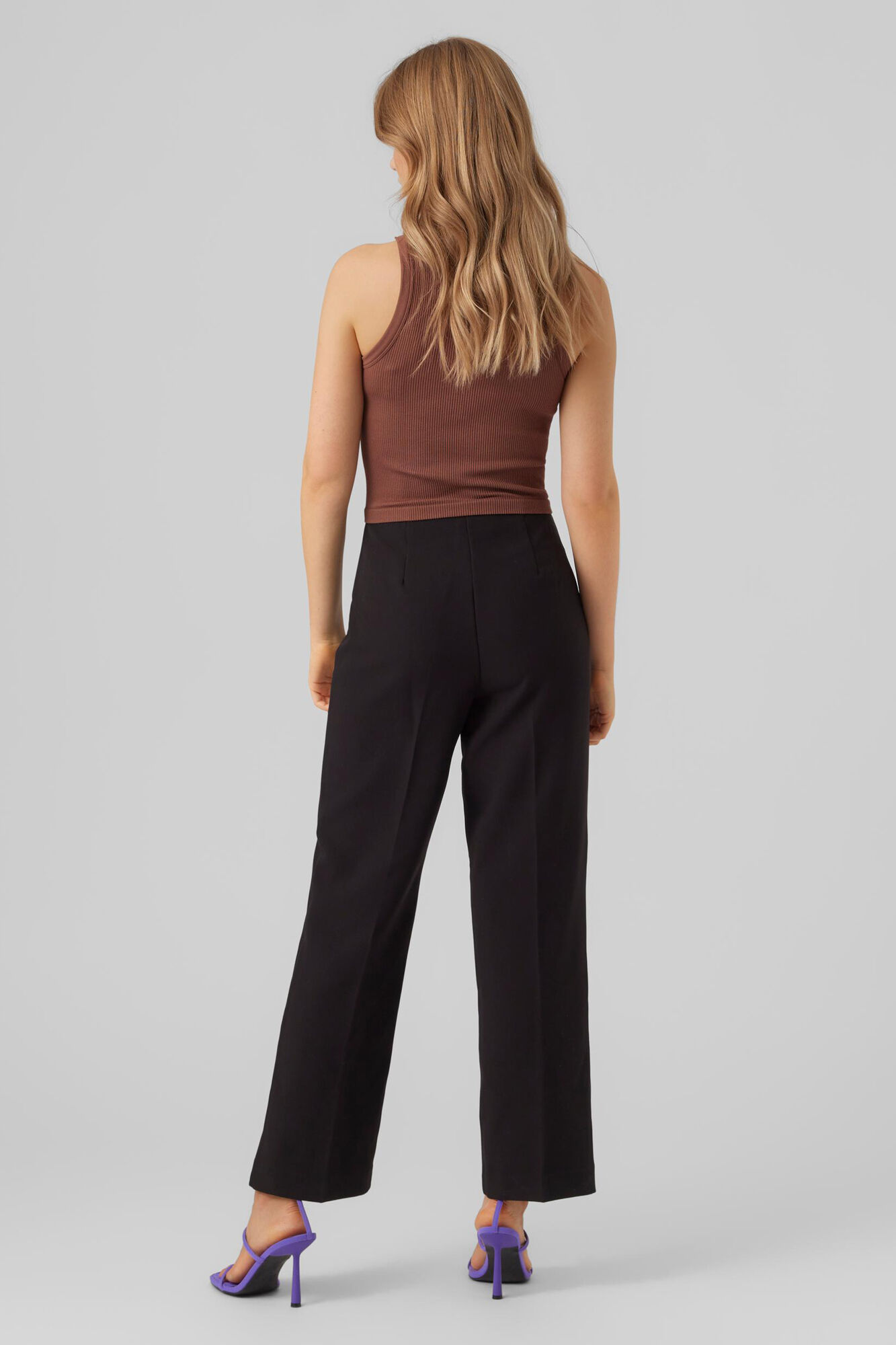 Calça feminina de cintura alta e corte reto - Preta