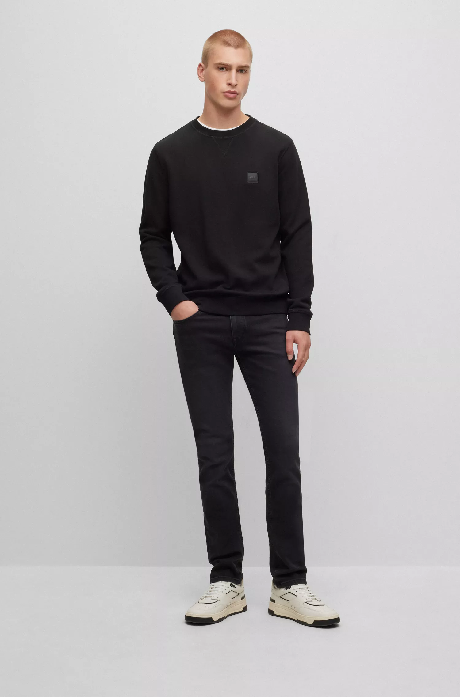 Calça jeans BOSS laranja, corte slim, em denim preto super elástico.