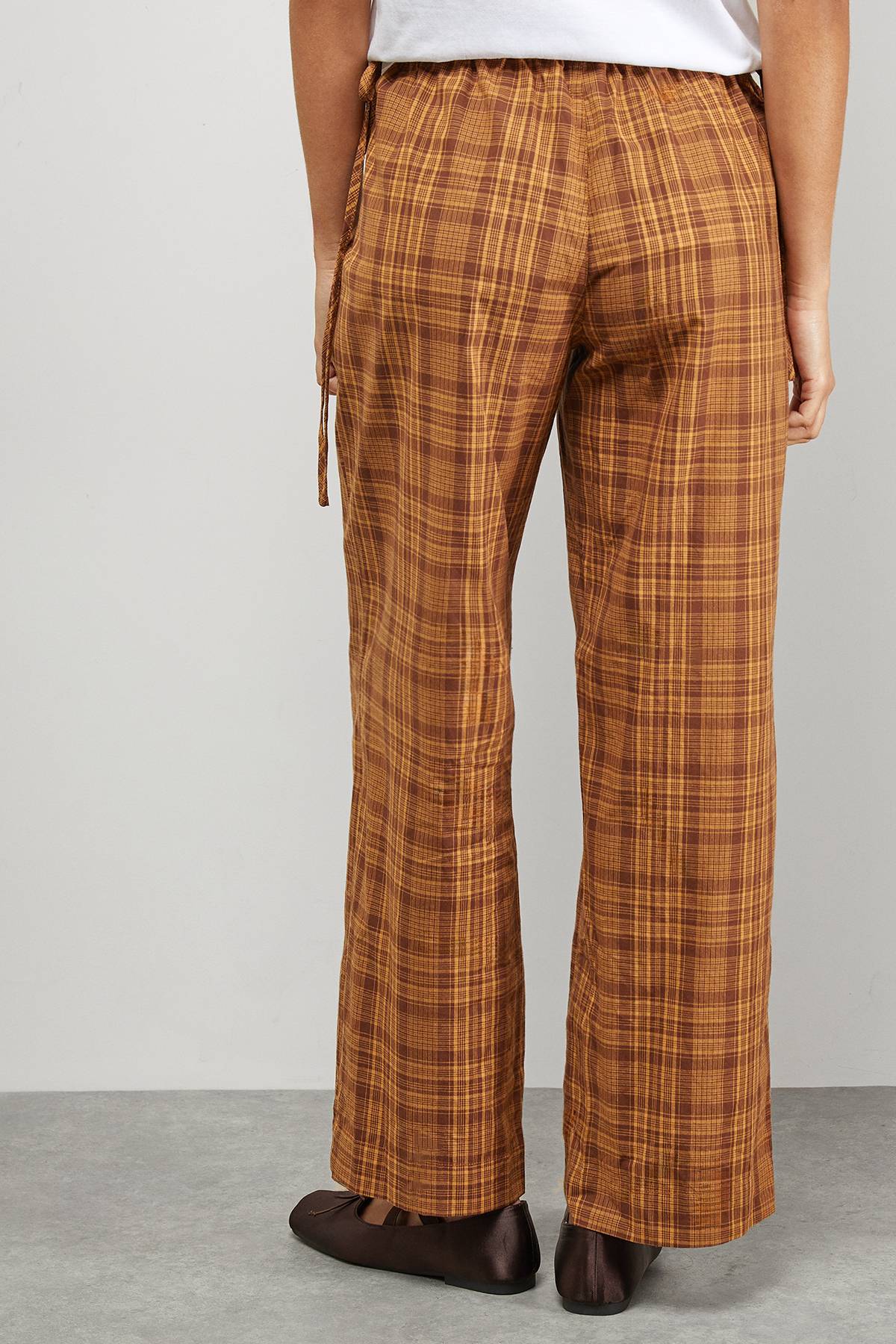 Warehouse Pantalon Taille Moyenne à Carreaux Moutarde avec Liens Latéraux et Poches