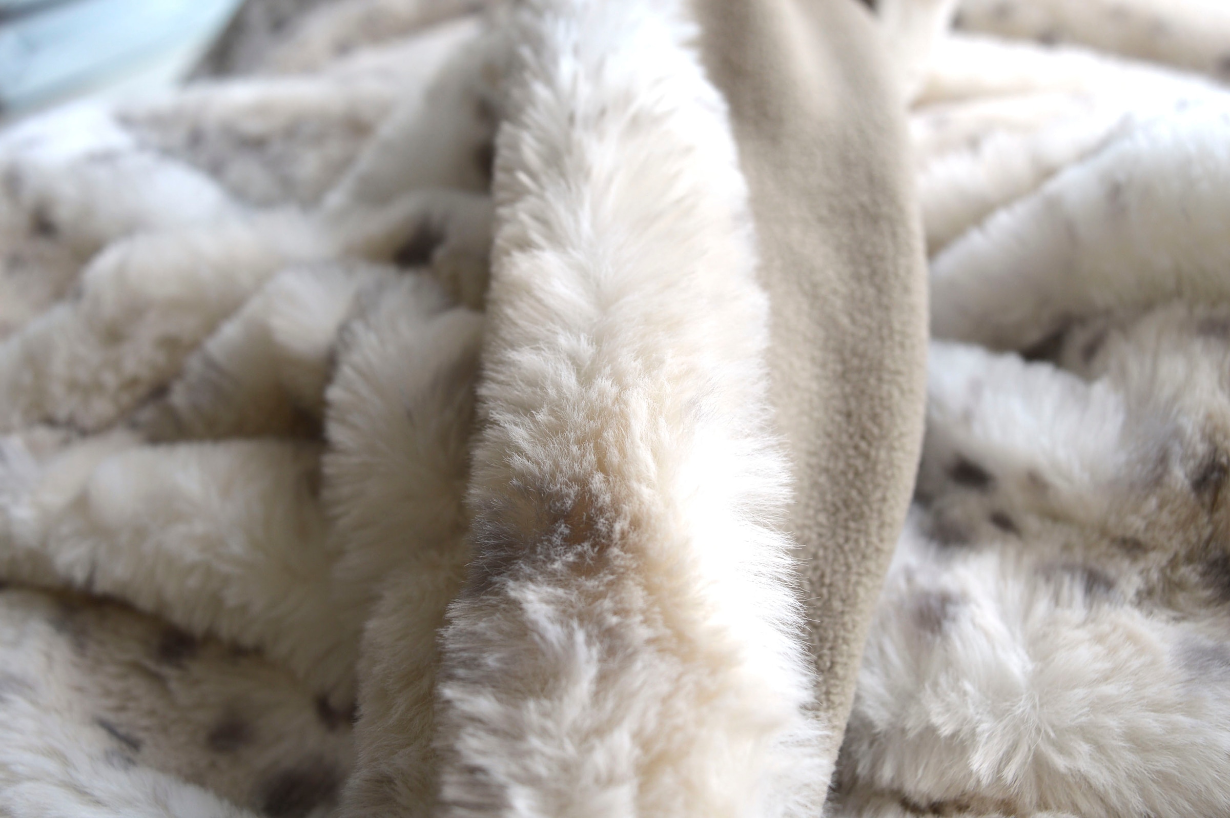 MESANA Wohndecke »Schneeleopard« aus hochwertigem Fellimitat, Kuscheldecke, 150x200 cm