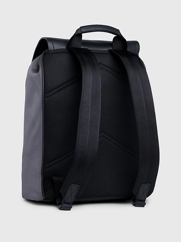 Mochila com aba