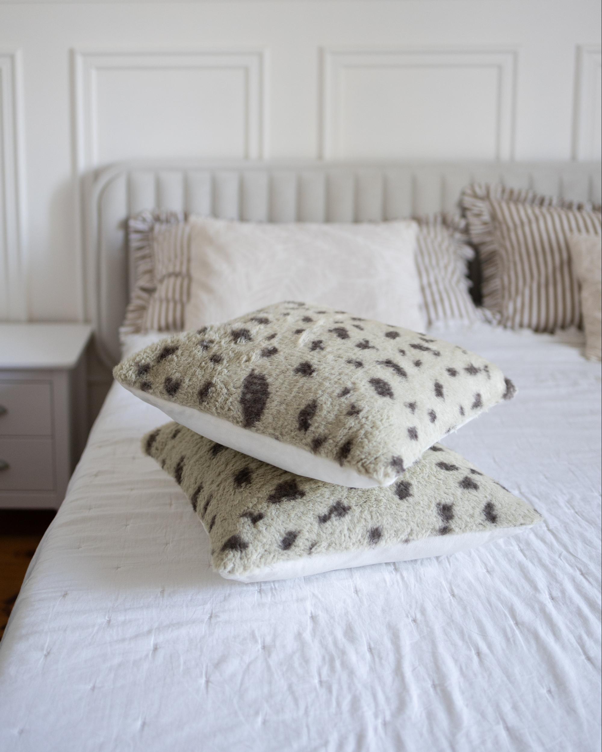 Set van 2 sierkussens KASRA Nepbont 45 x 45 cm Beige abstract patroon