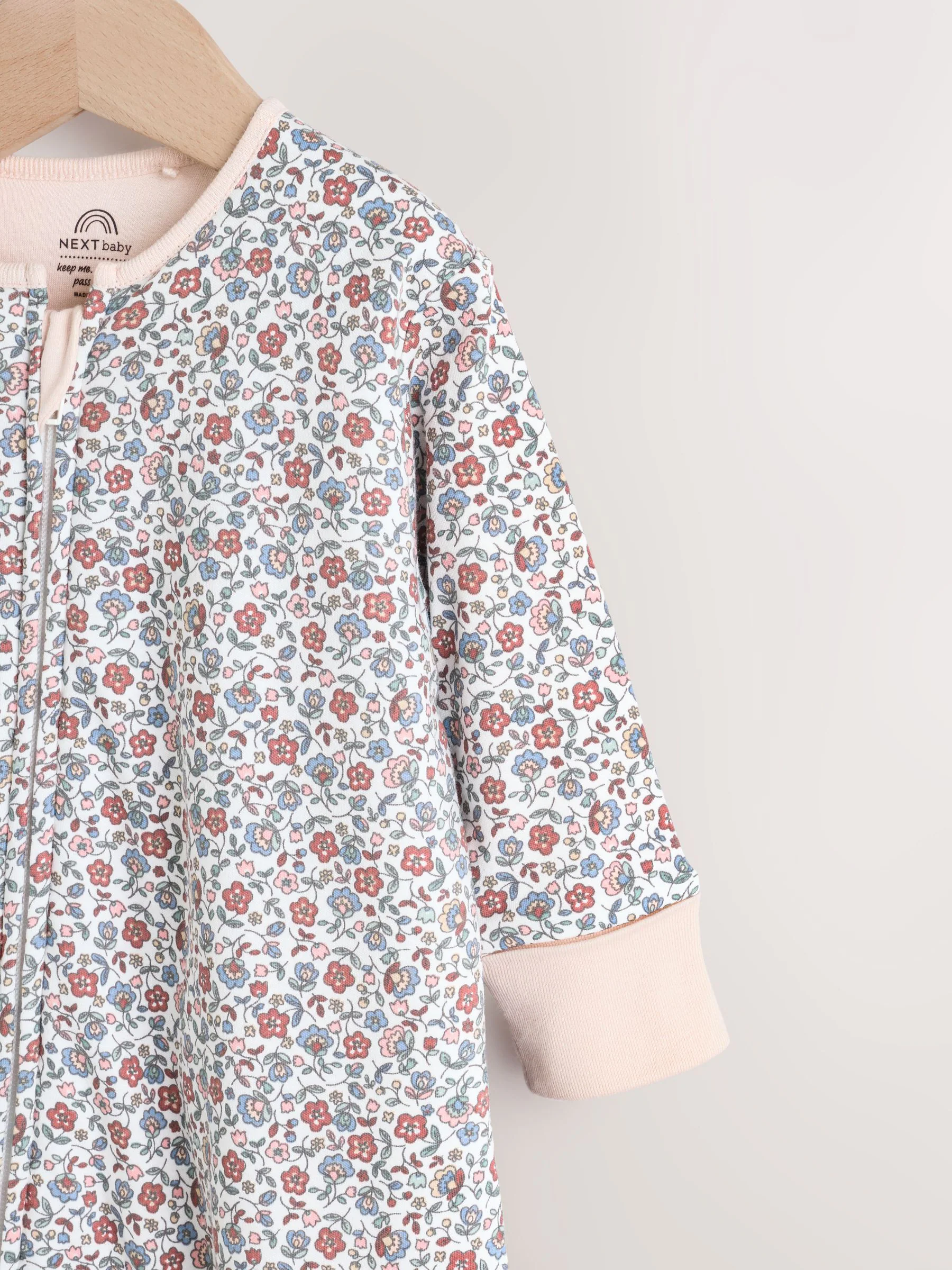 Ecru met bloemenmotief - 2.5 TOG gewatteerde babypyjama