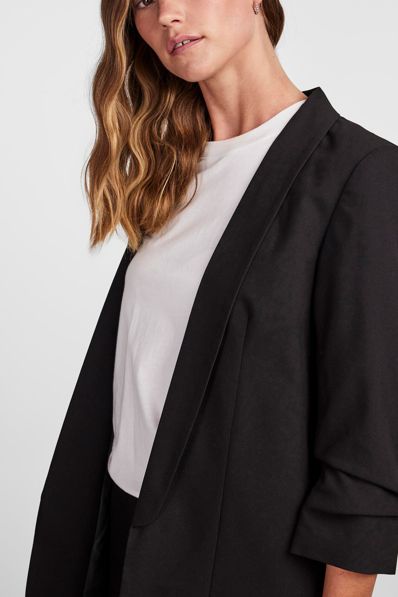 Blazer de manga 3/4 com detalhe de lapela e mangas franzidas. Sem botões.