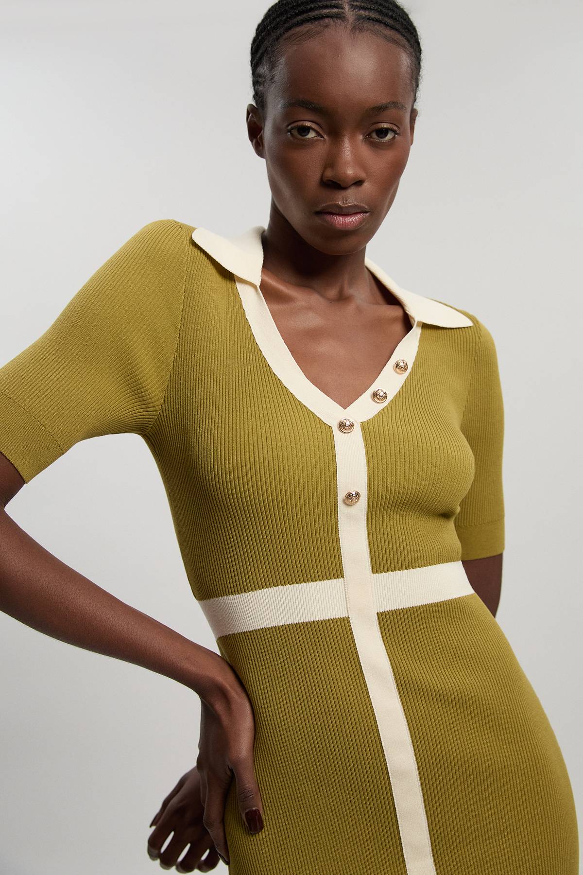 KarenMillen Robe Midi En Maille Côtelée À Manches Courtes Avec Col Et Détail Contrasté À La Taille