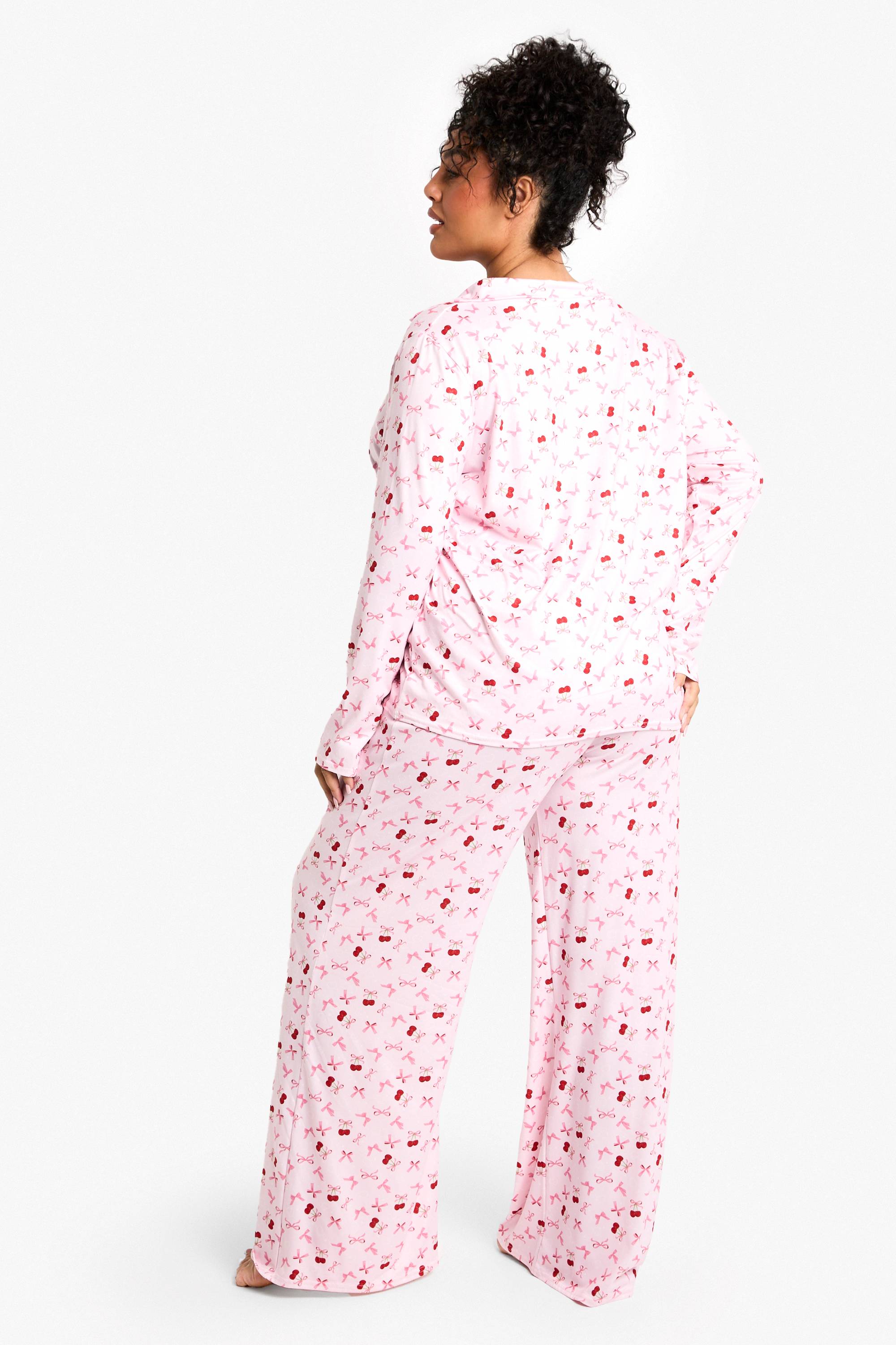boohoo Plus Ensemble Pyjama Grande Taille à Imprimé Cerise, Manches Longues & Pantalon