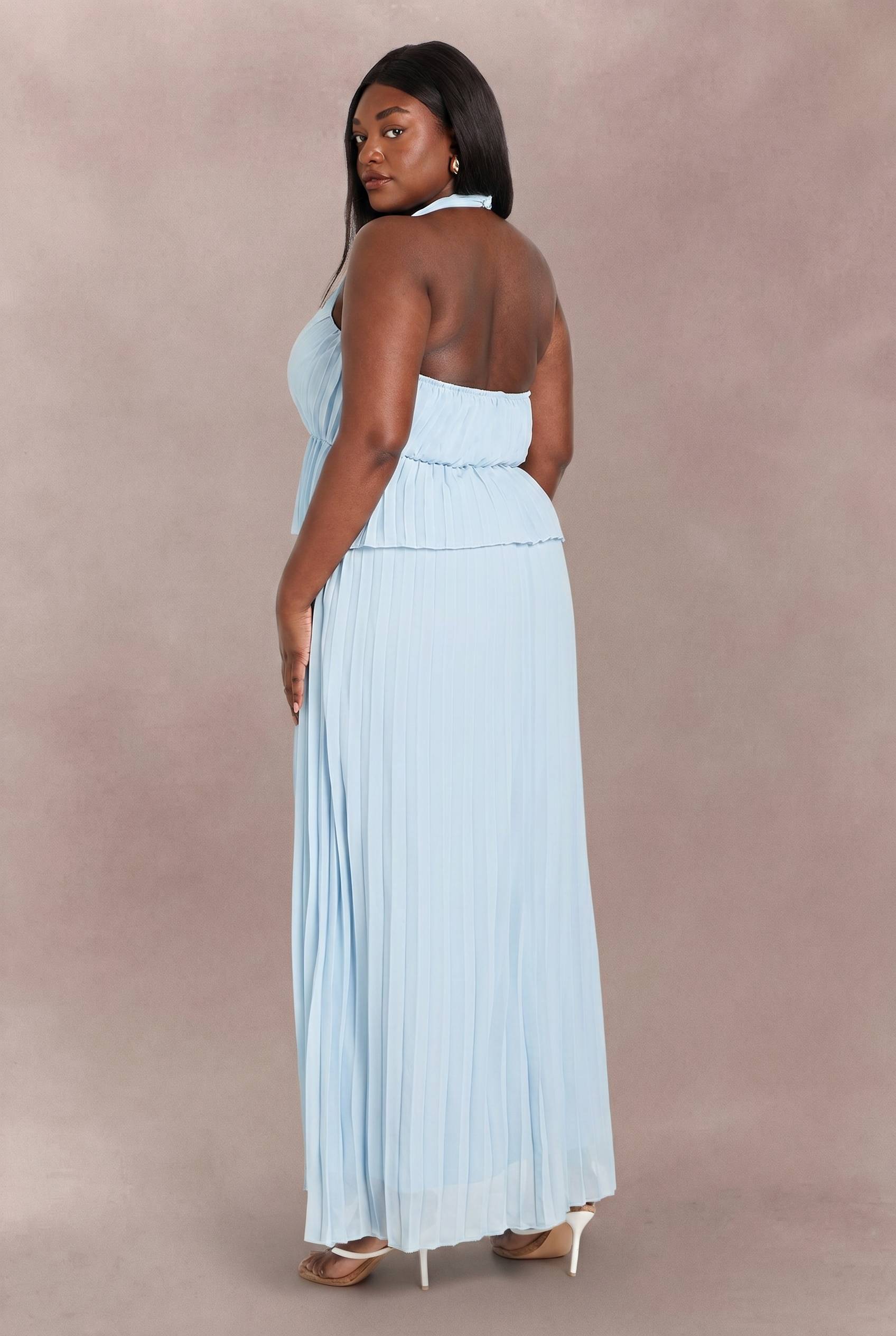 boohoo Robe Maxi Plissée Grande Taille À Col Licou Avec Volants
