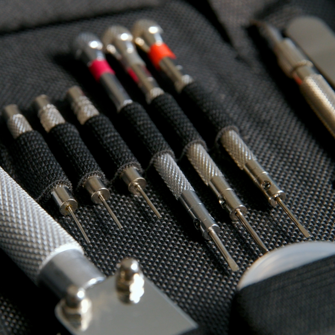 (13-tlg. Set) Universal Uhrenwerkzeug Set für Uhrenreparatur mit Pinzette / Gliederentferner / Uhrengehäusehalter / Schraubendreher