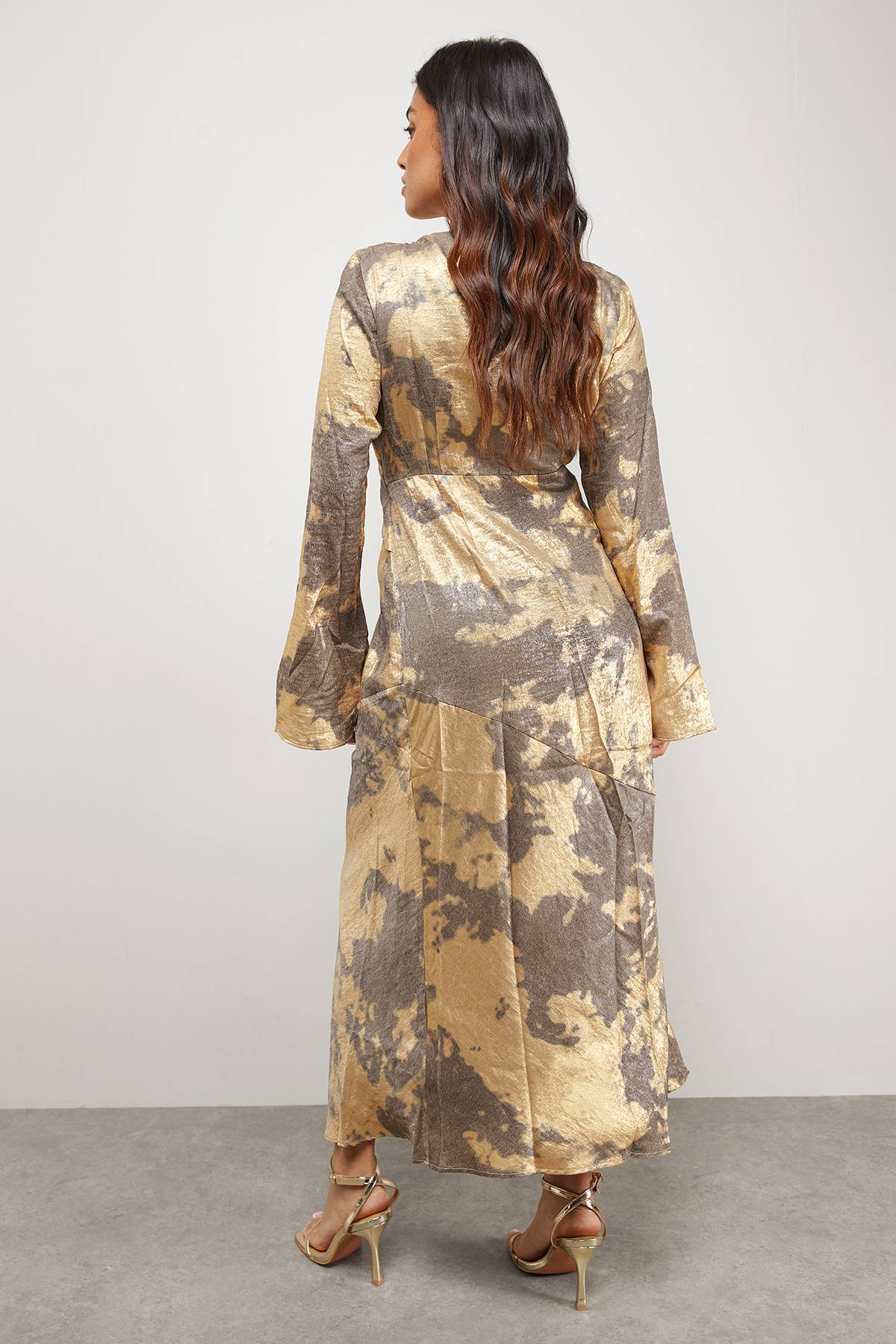 Warehouse Robe Midi Petite à Imprimé Marbre Métallisé avec Détail Torsadé Devant et Coupe Biais
