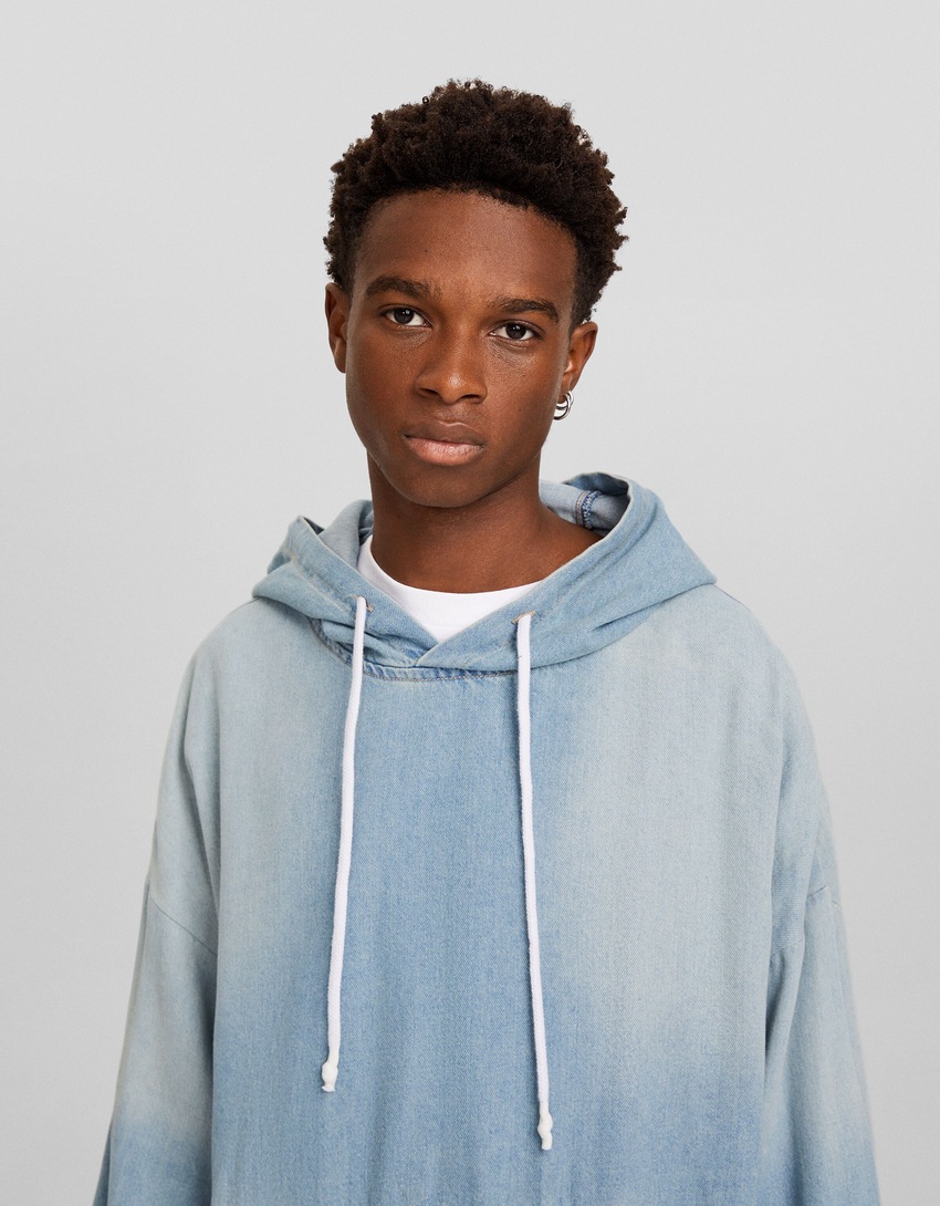 Moletom jeans com capuz e efeito desbotado e modelagem quadrada