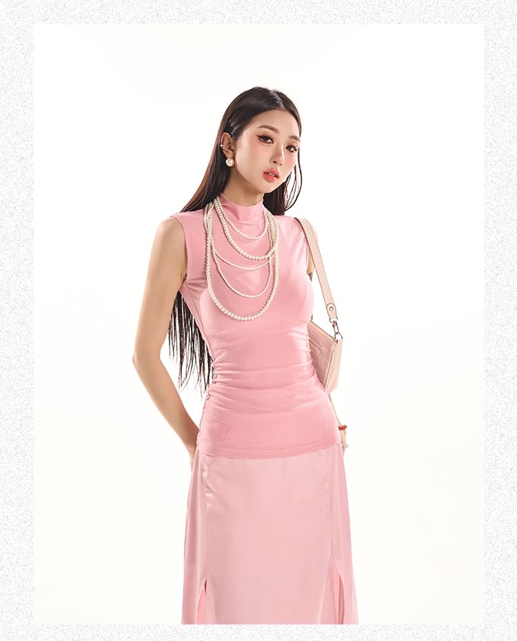 KUMI - Slim fit tanktop met opstaande kraag en vlinderborduursel