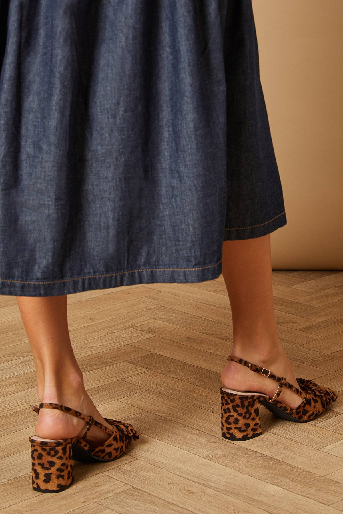 Oasis Chaussures Dorinda à Talon Bloc avec Bride Arrière, Nœud et Imprimé Léopard en Daim Synthétique