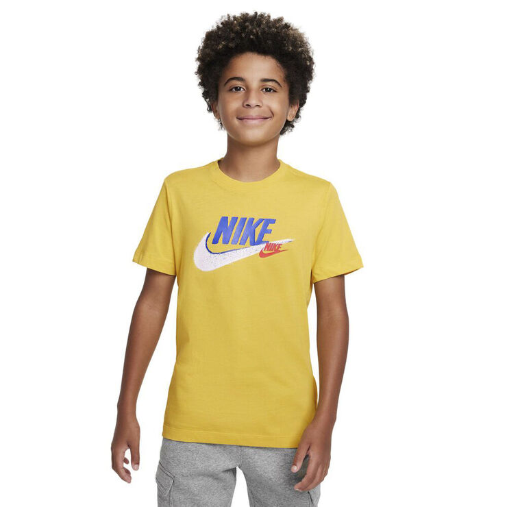 Nike Sportswear Standard Issue T Shirt Gul