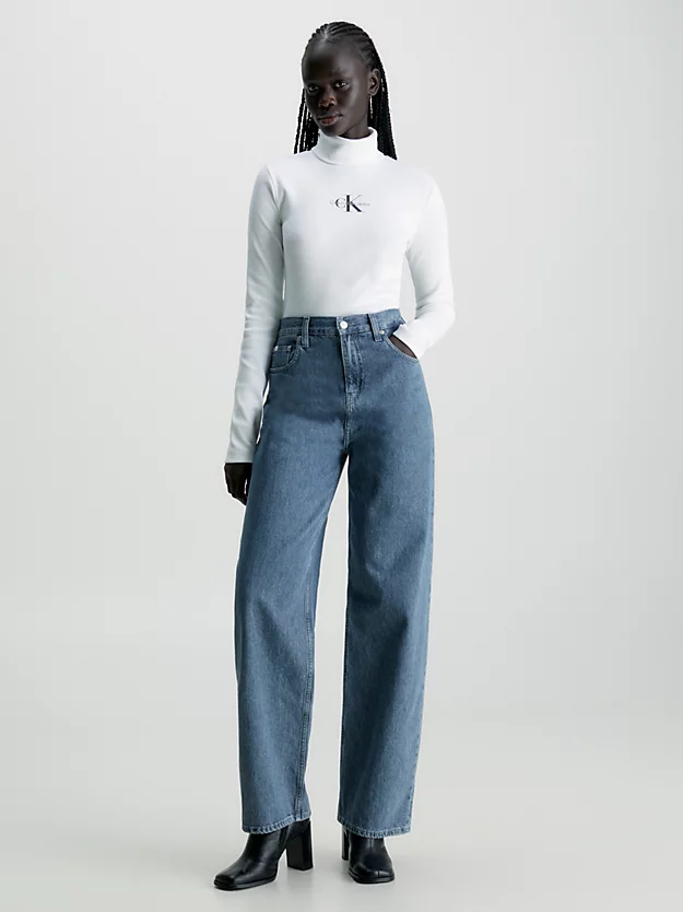 Blusa canelada com monograma e gola alta.