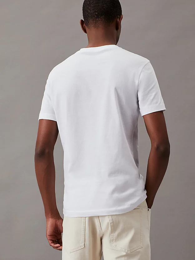 Camiseta com monograma e bolso fino.