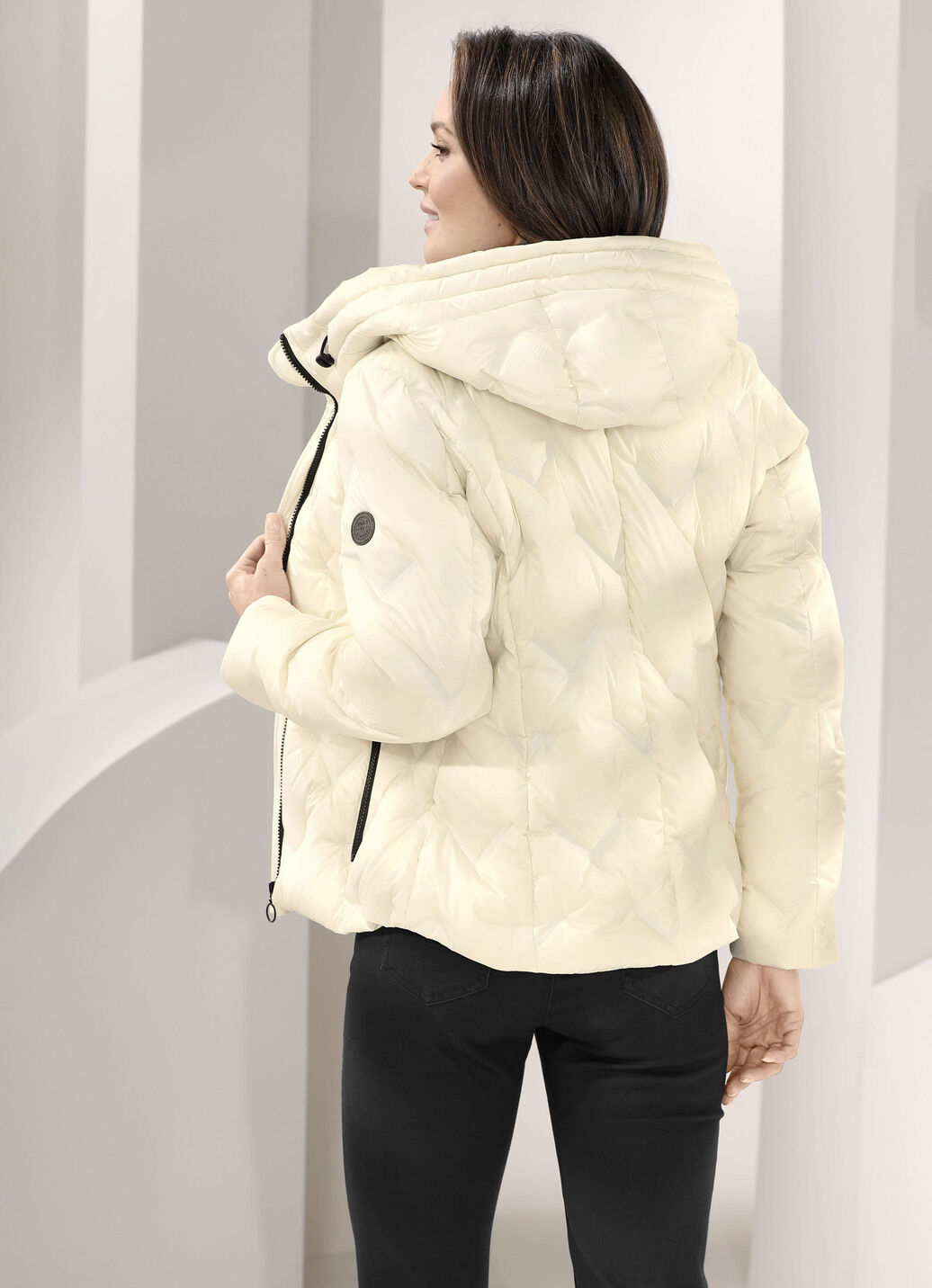 Daunenjacke mit fester Kapuze