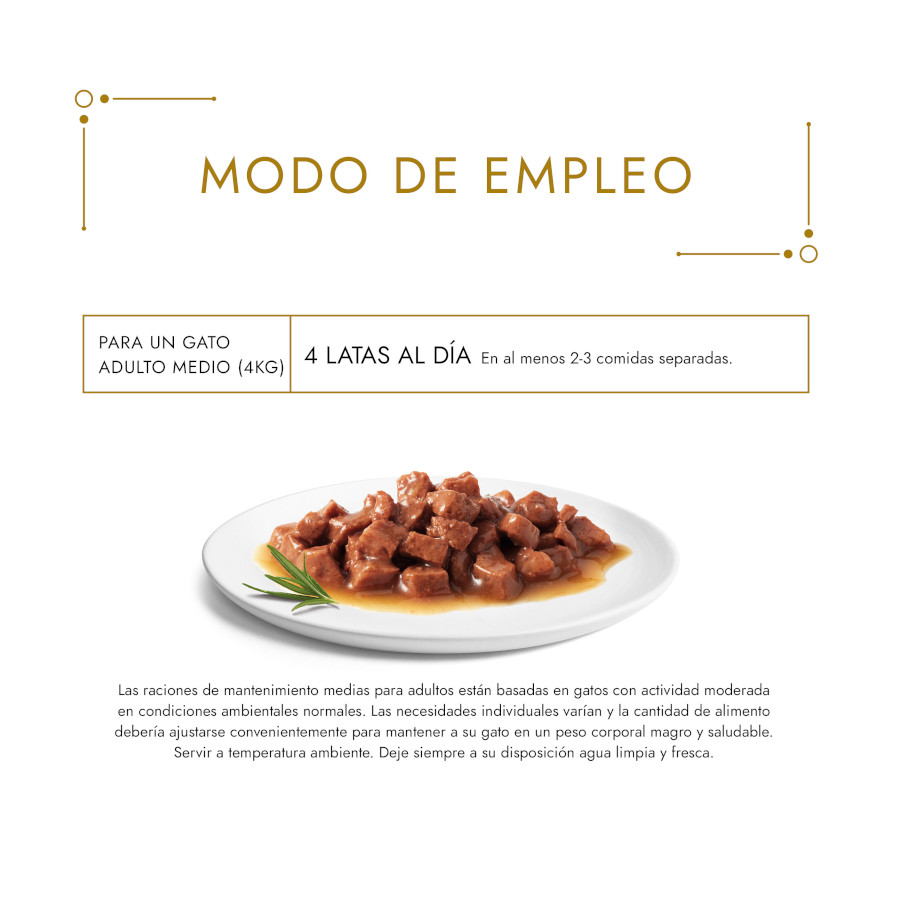 Petiscos gourmet dourados para gatos em latas com molho.