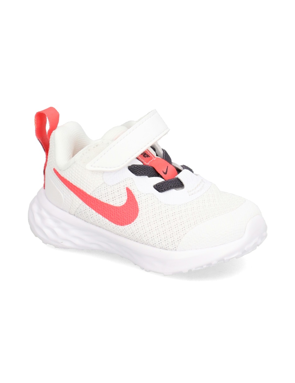 Nike Revolution 6