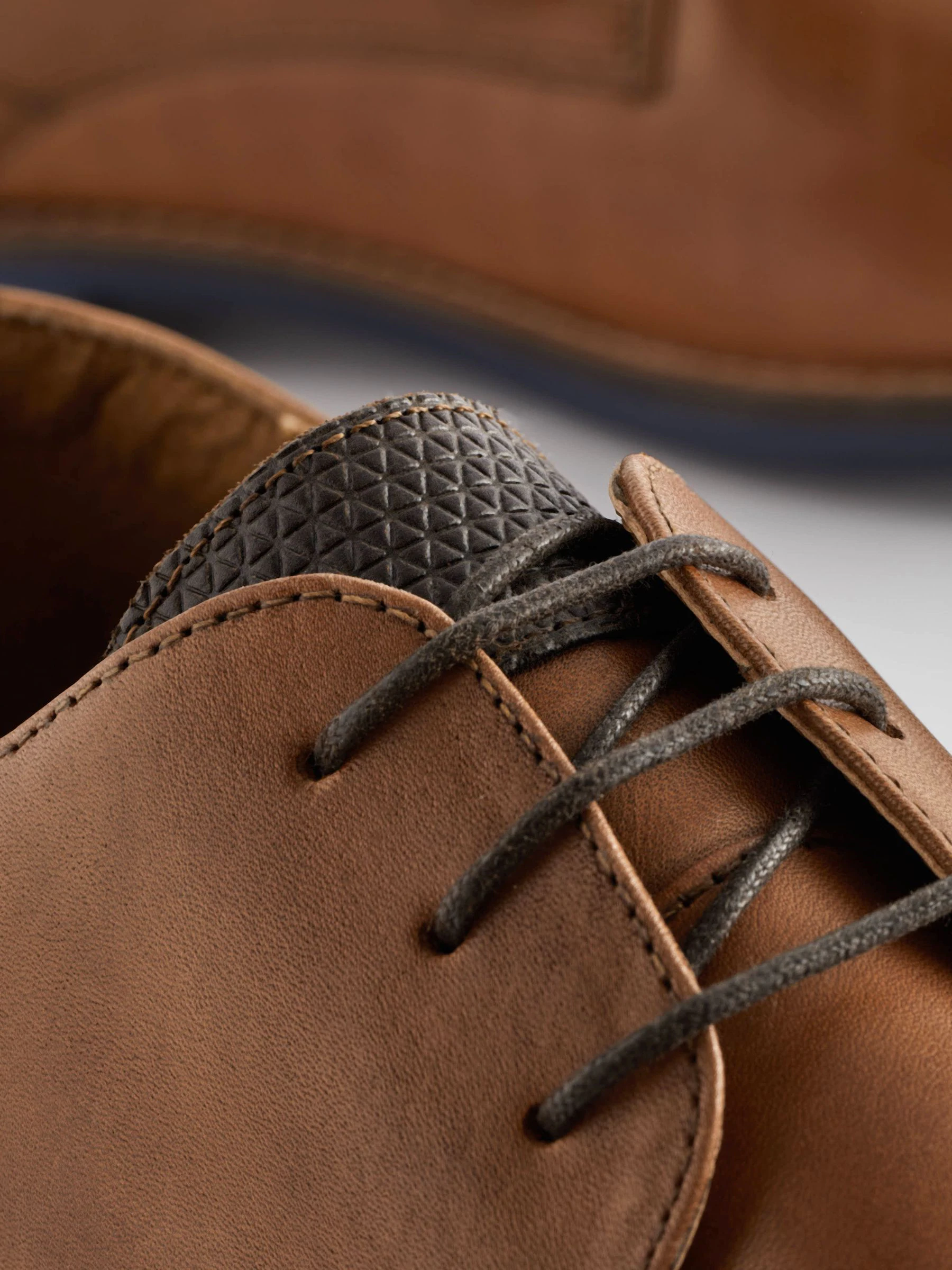 Lichtbruin - Standaard pasvorm - Leren Derby-schoenen met contrasterende marineblauwe zool