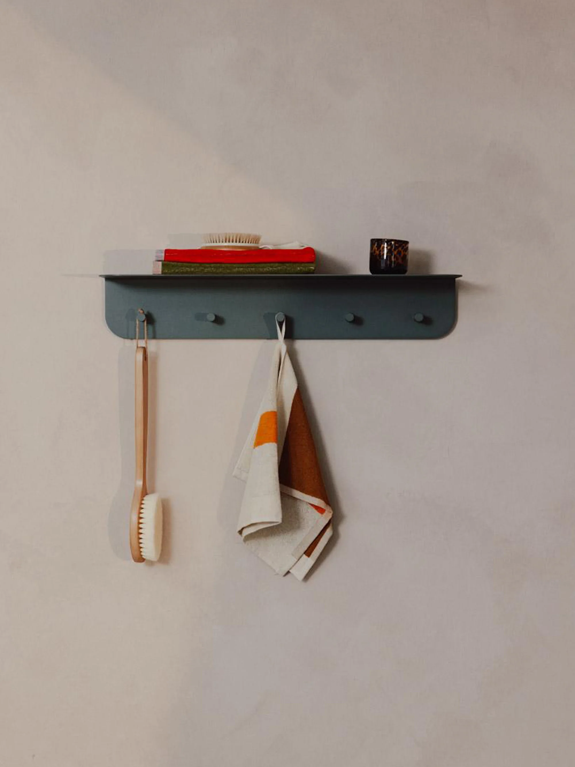 Metalen wandrek Malou met haken en hoedenplank