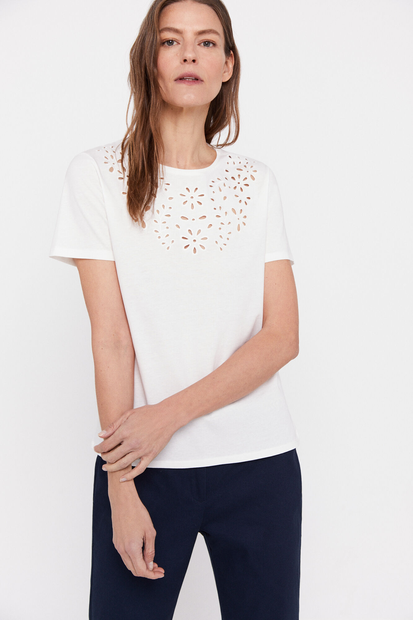 Camiseta com bordado floral - Branca