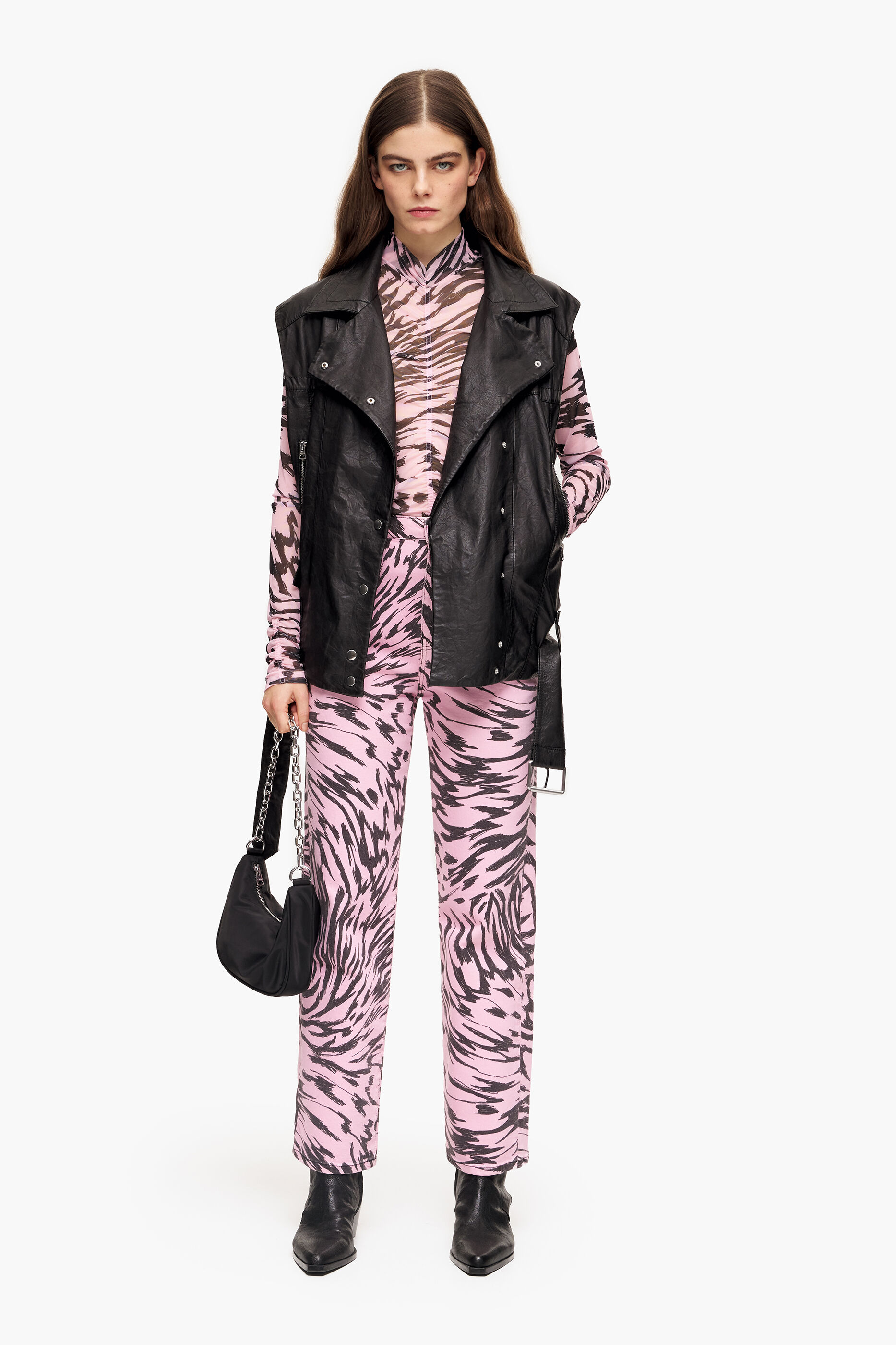 Camiseta justa com estampa de asas de borboleta rosa