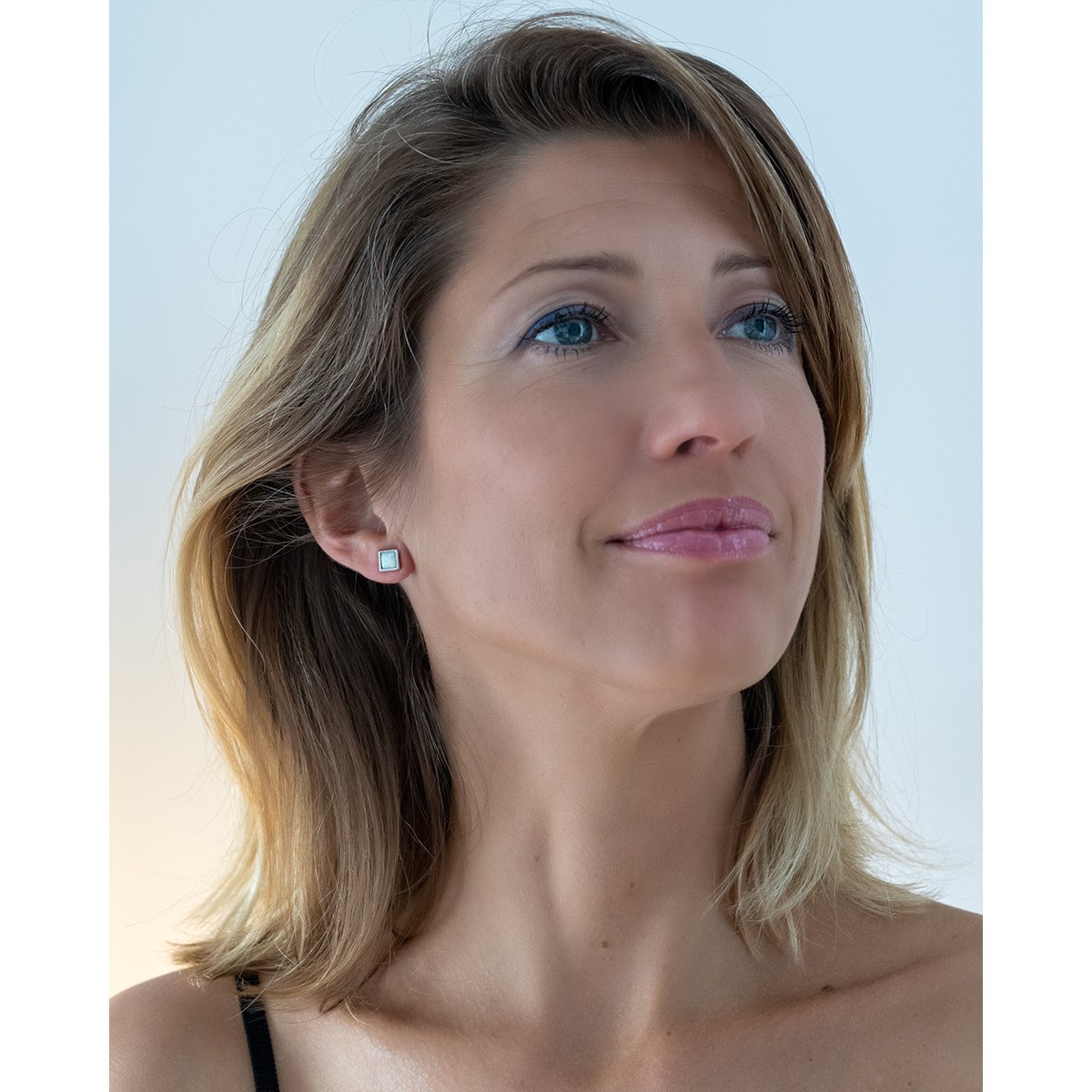 Boucles d'oreilles argent rhodié carré opale blanche d'imitation 1.50grs