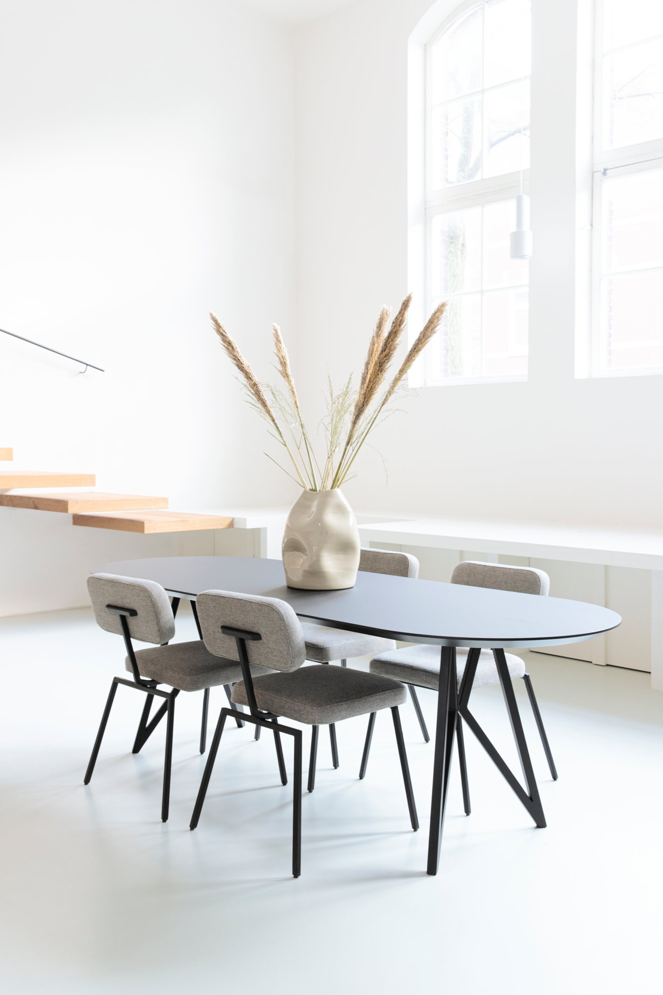 Studio HENK tafel Butterfly Ovaal - zwart frame, hardwax light 3041 200 x 120 | HWO NL 3041 | Verjongde Rand | Frame Zwart