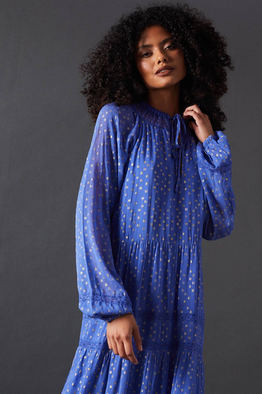 Warehouse Robe Smock Mi-longue en Jacquard Métallisé avec Insertions de Dentelle