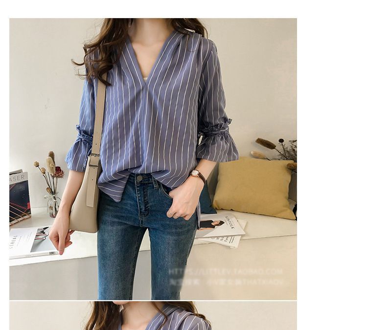 Arroba - Blouse met V-hals en geplooide klokmouwen