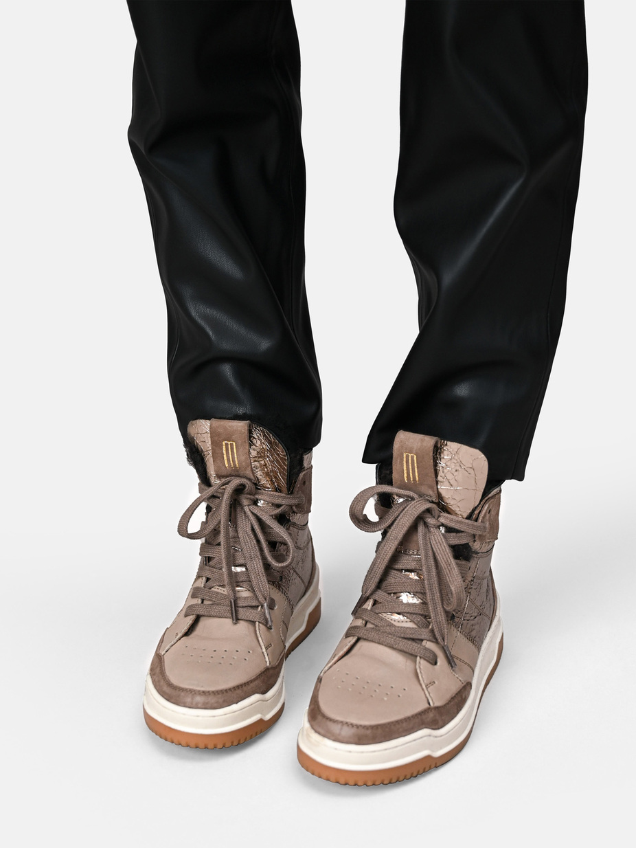 SNEAKER NAILA